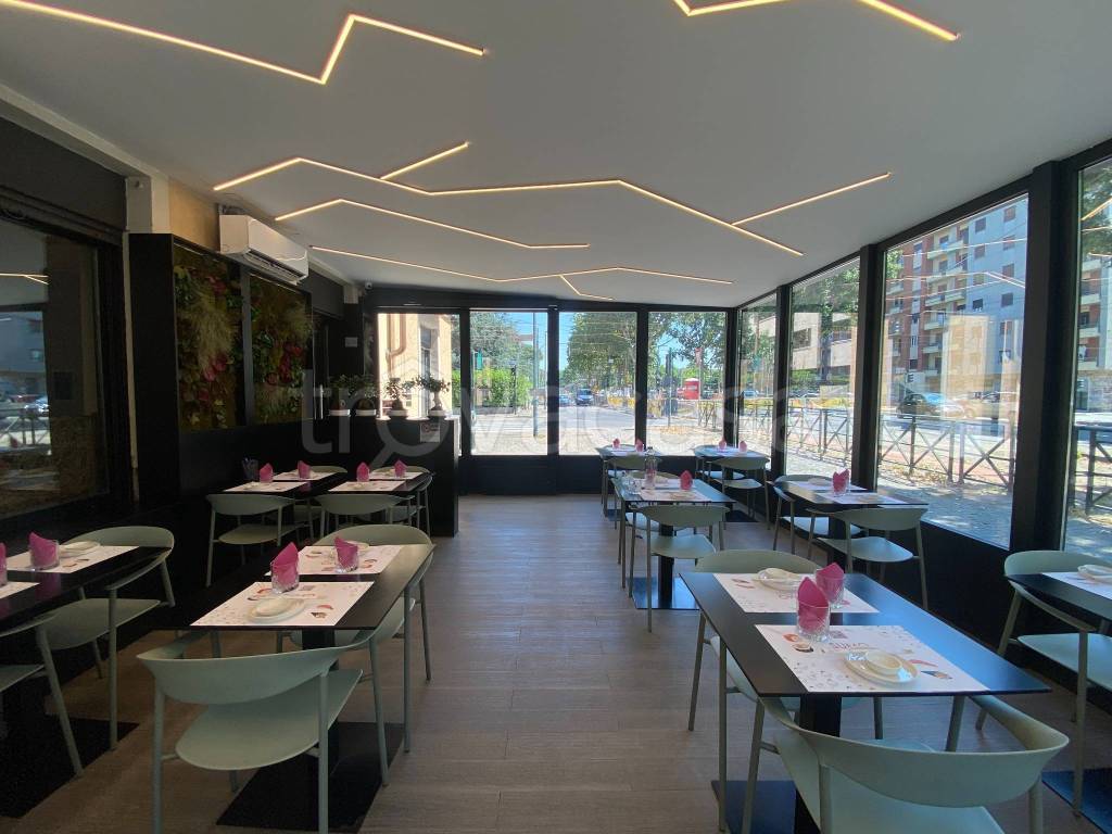 negozio in vendita a Torino in zona Mirafiori Sud