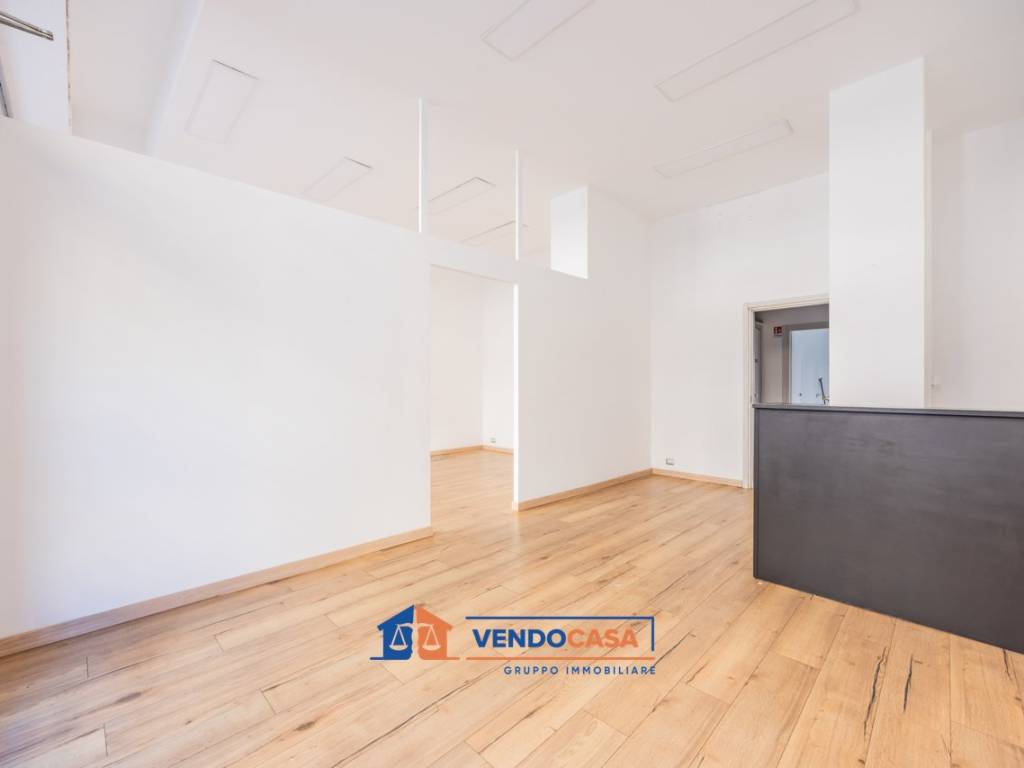 negozio in vendita a Torino in zona Cenisia