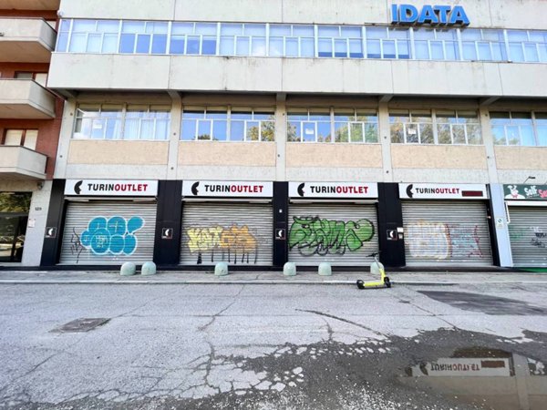 locale commerciale in vendita a Torino in zona Vanchiglia
