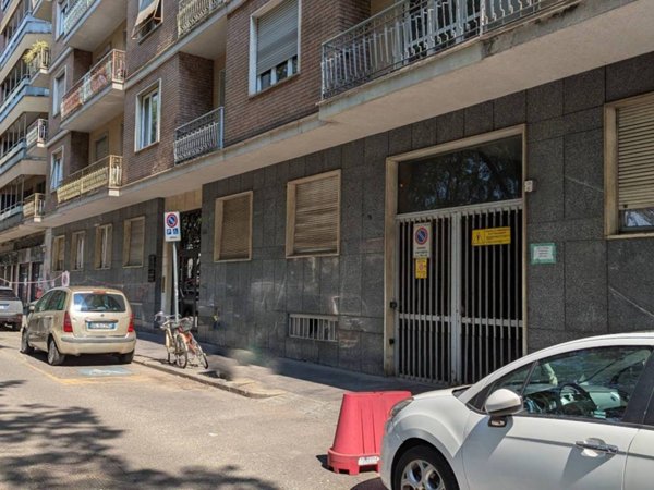 locale commerciale in vendita a Torino in zona Cenisia