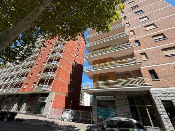 negozio in vendita a Torino in zona Mirafiori Nord