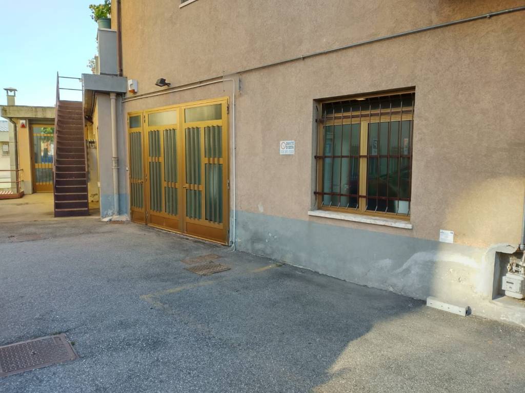 locale commerciale in vendita a Torino in zona Vanchiglia