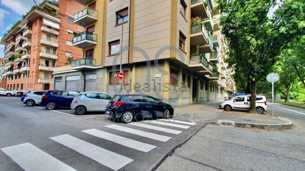 locale commerciale in vendita a Torino in zona Vanchiglia