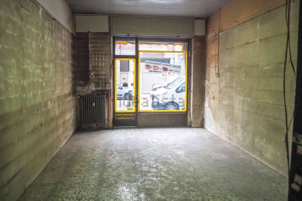 locale commerciale in vendita a Torino in zona Santa Rita