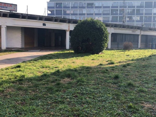 negozio in vendita a Torino in zona Mirafiori Sud