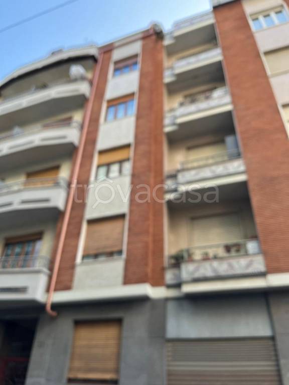 locale commerciale in vendita a Torino in zona Vanchiglia