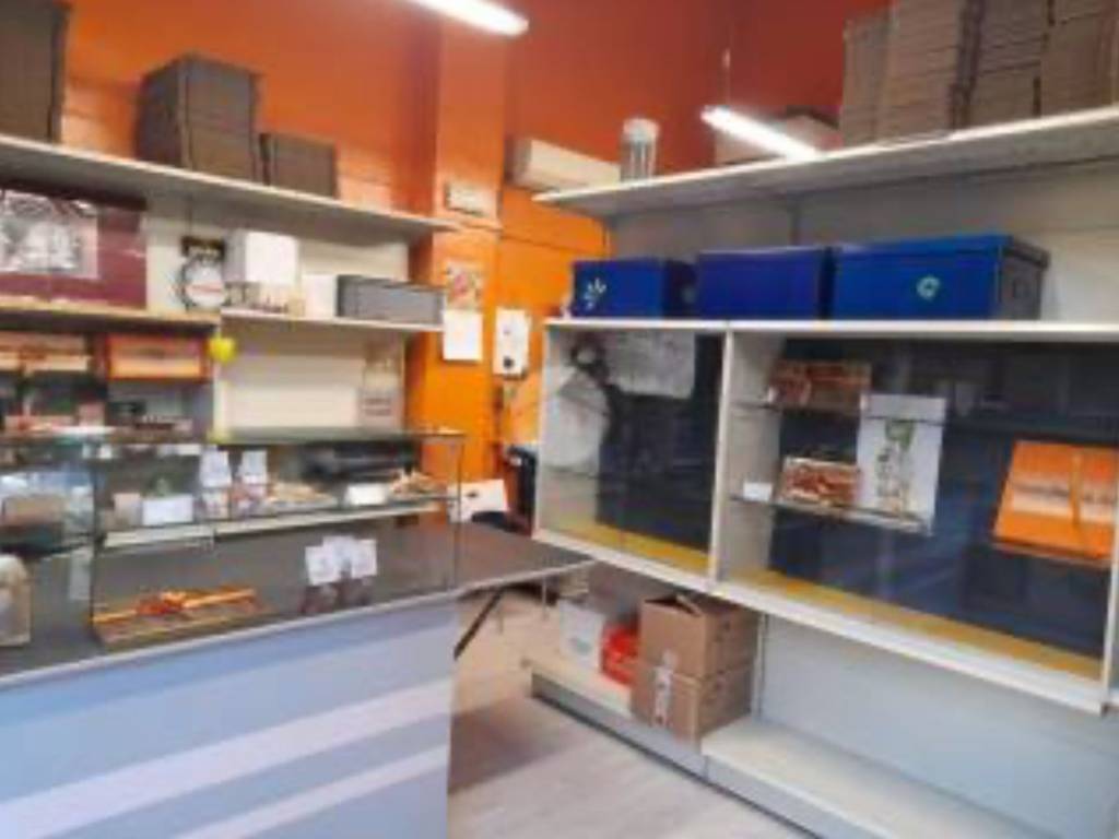 negozio in vendita a Torino in zona Borgata Vittoria