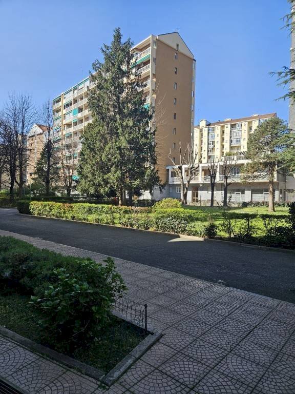 locale commerciale in vendita a Torino in zona Mirafiori Sud