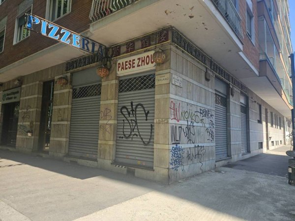 negozio in vendita a Torino in zona Mirafiori Nord