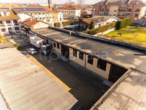 locale commerciale in vendita a Torino in zona Falchera