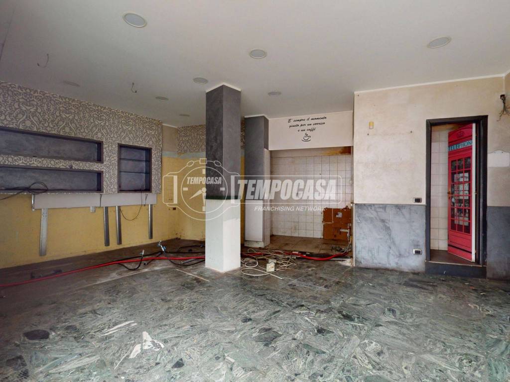 negozio in vendita a Torino in zona Mirafiori Nord