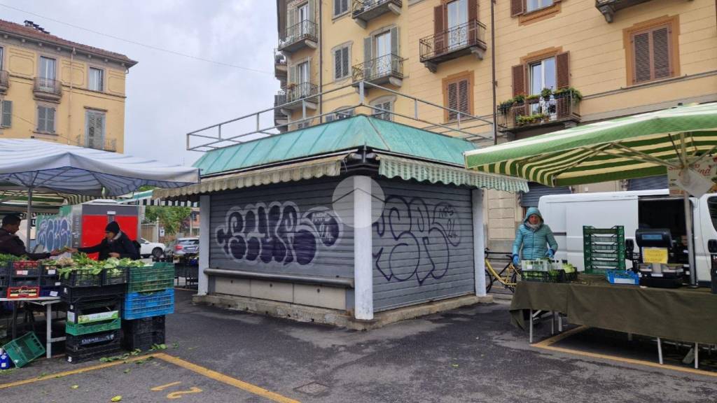 negozio in vendita a Torino in zona Madonna del Pilone