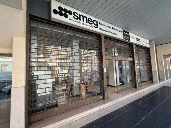 negozio in vendita a Torino in zona Lingotto