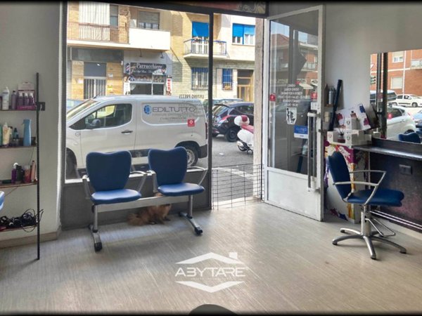 negozio in vendita a Torino in zona Mirafiori Sud