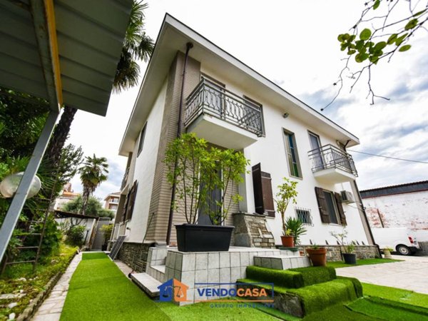 casa indipendente in vendita a Torino in zona Falchera