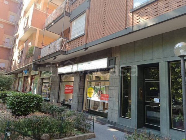 negozio in vendita a Torino in zona Mirafiori Nord