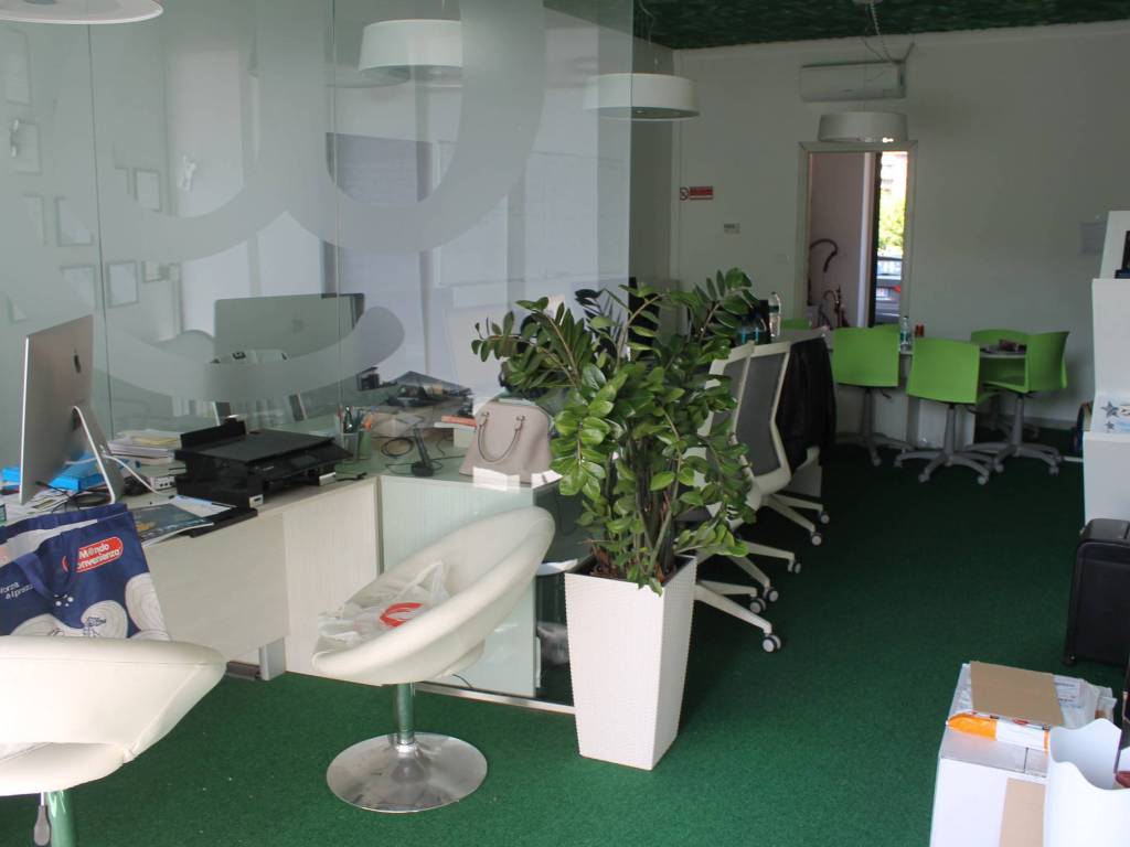 negozio in vendita a Torino in zona Barca