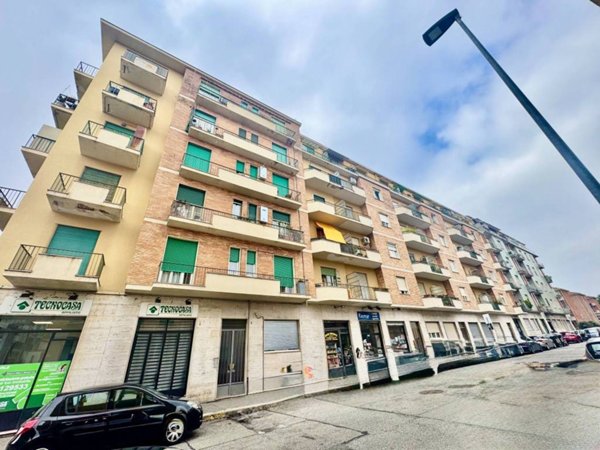 negozio in vendita a Torino in zona Mirafiori Sud