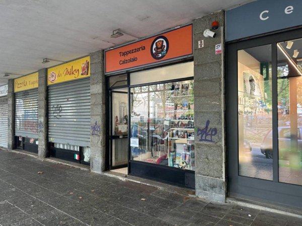 negozio in vendita a Torino in zona Mirafiori Sud