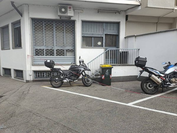 negozio in vendita a Torino in zona Mirafiori Sud