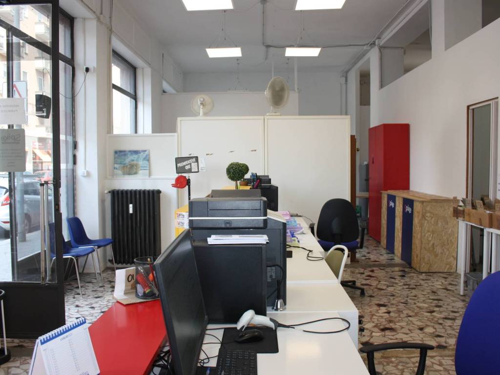 negozio in vendita a Torino in zona Mirafiori Sud