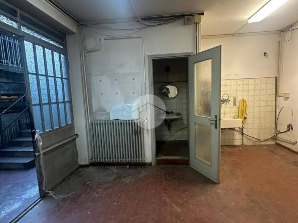 locale commerciale in vendita a Torino in zona Vanchiglia