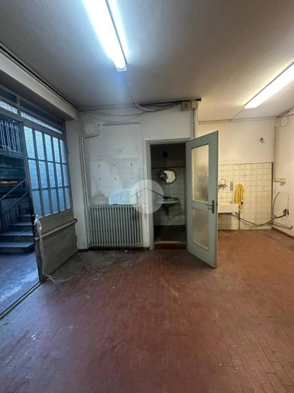 locale commerciale in vendita a Torino in zona Vanchiglia