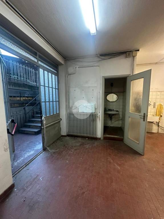 locale commerciale in vendita a Torino in zona Vanchiglia