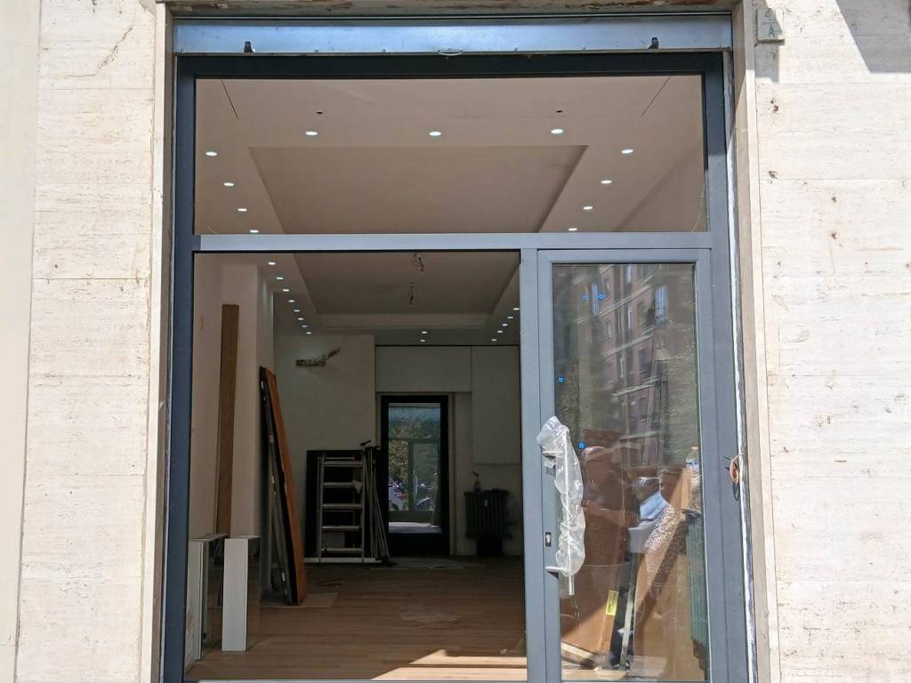 negozio in vendita a Torino in zona Lingotto