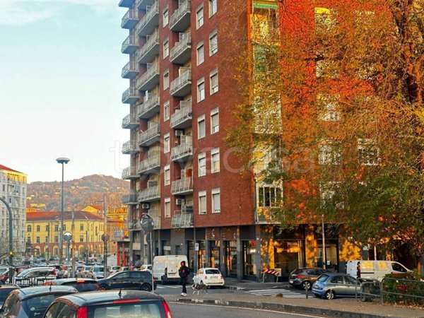 negozio in vendita a Torino in zona Mirafiori Sud