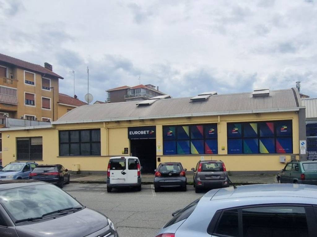 locale commerciale in vendita a Torino in zona Mirafiori Sud