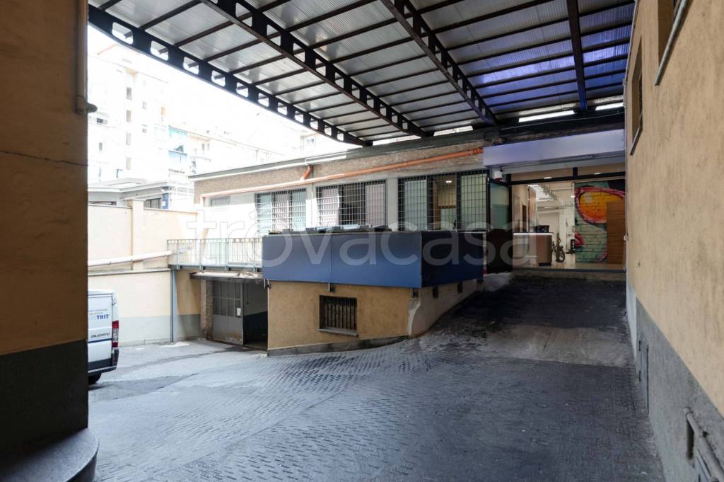 negozio in vendita a Torino in zona Lingotto