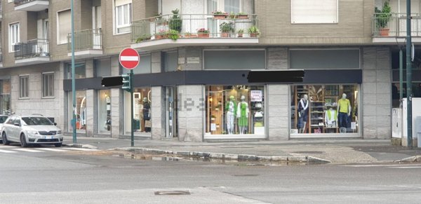 locale commerciale in vendita a Torino in zona Santa Rita