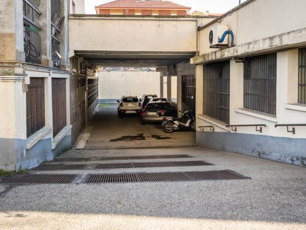 locale commerciale in vendita a Torino in zona Santa Rita
