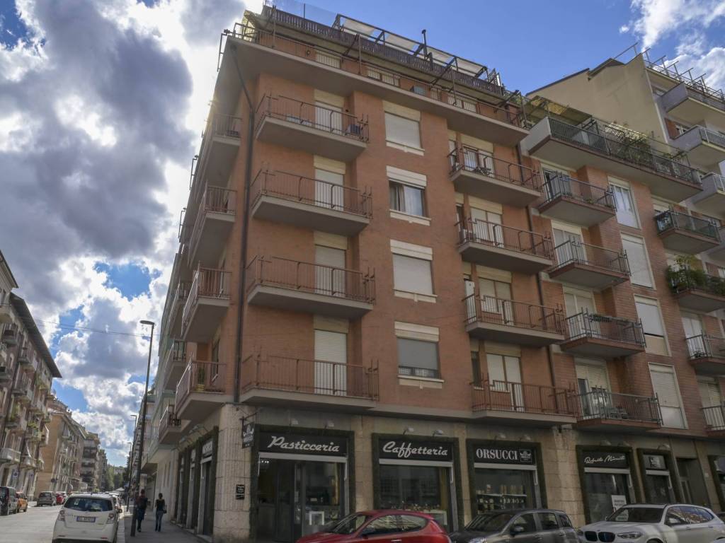 negozio in vendita a Torino in zona Parella