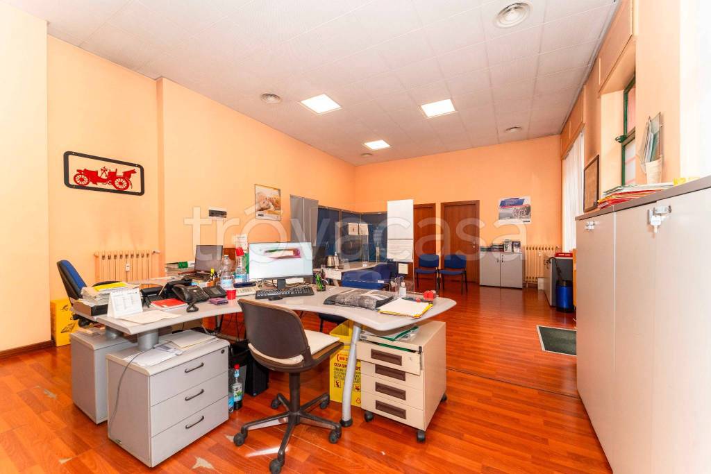 negozio in vendita a Torino in zona Cenisia