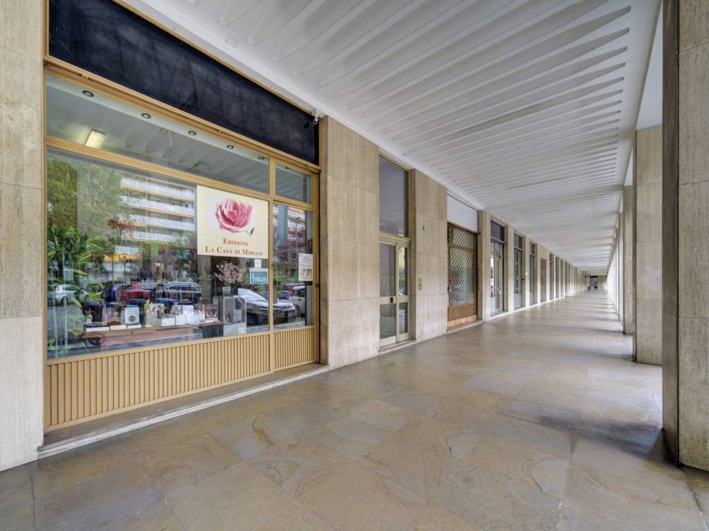 negozio in vendita a Torino in zona Parella