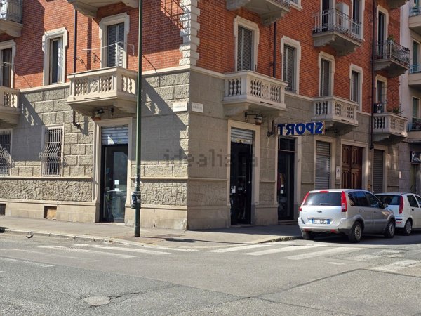 locale commerciale in vendita a Torino in zona Borgo San Paolo
