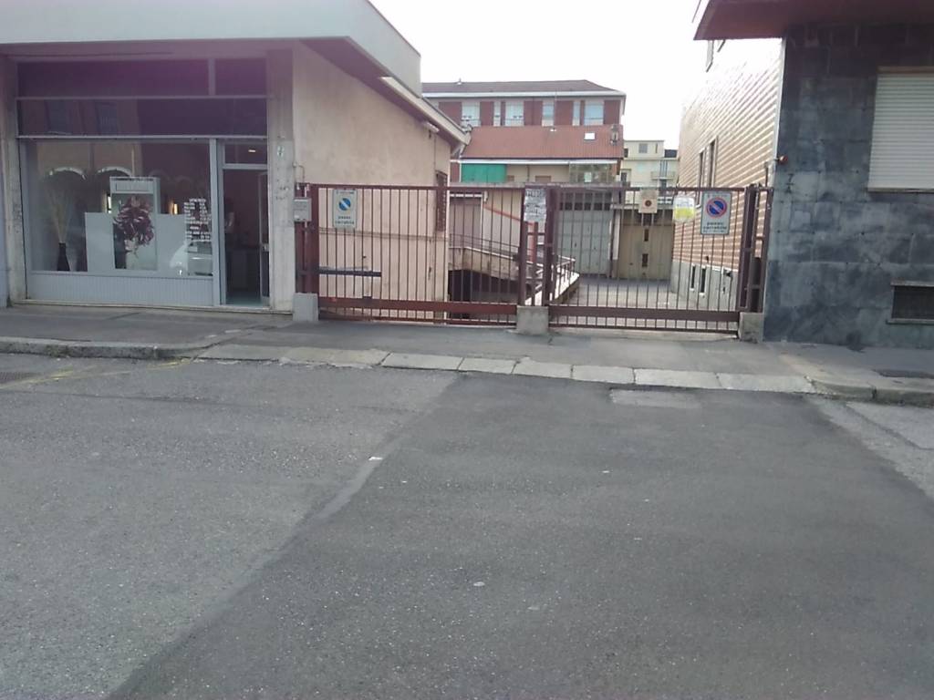 locale commerciale in vendita a Torino in zona Santa Rita