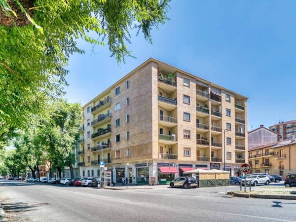 negozio in vendita a Torino in zona Borgata Vittoria