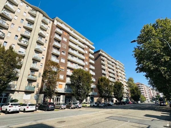 negozio in vendita a Torino in zona Mirafiori Sud