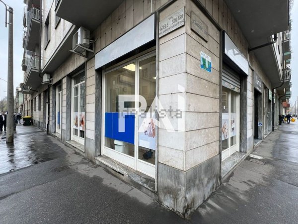 locale commerciale in vendita a Torino in zona Madonna di Campagna
