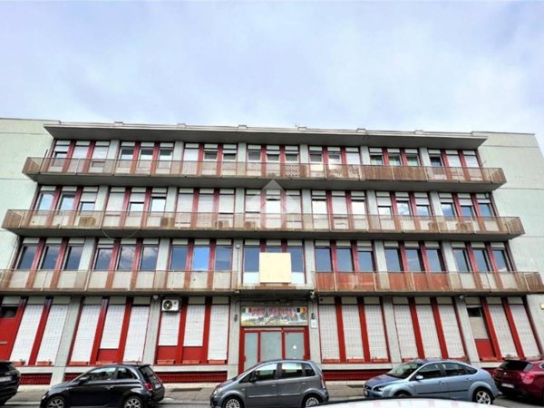 locale commerciale in vendita a Torino in zona Lucento
