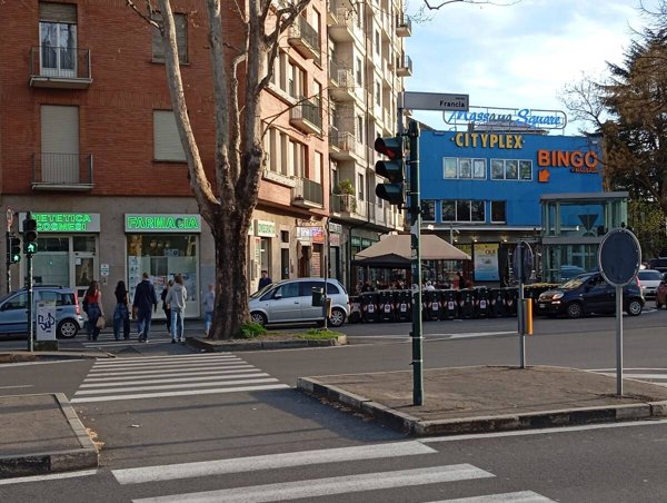 locale commerciale in vendita a Torino in zona Pozzo Strada