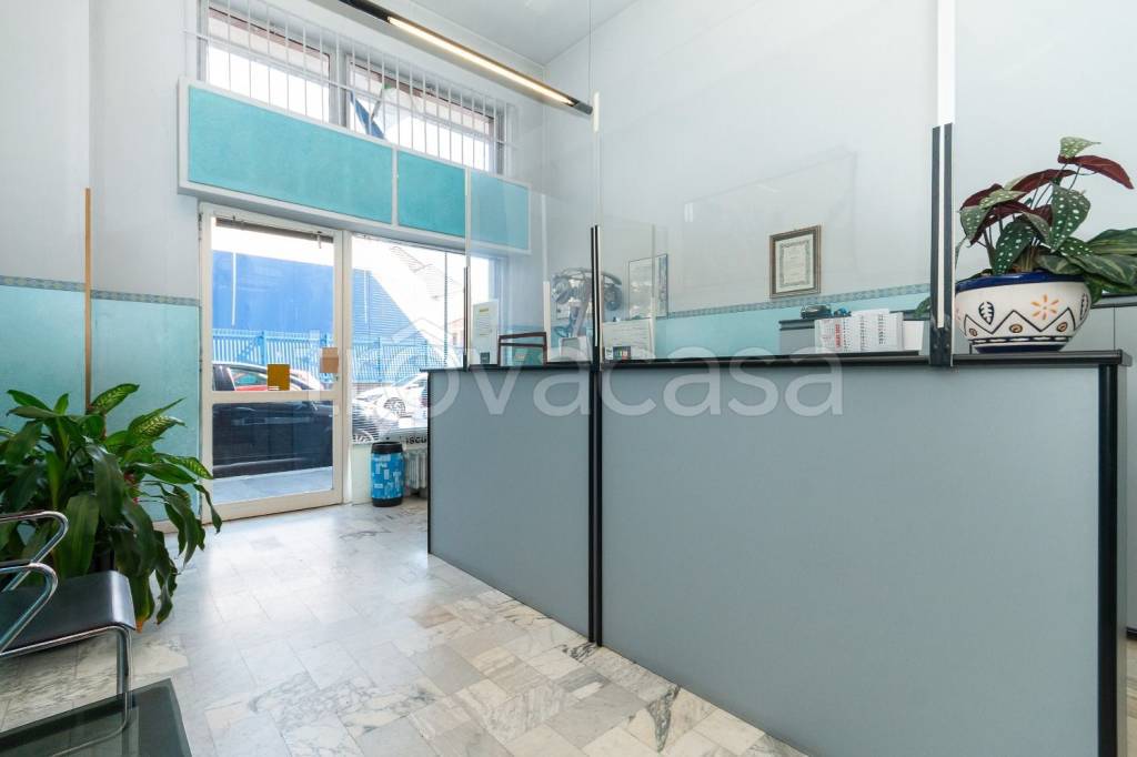 negozio in vendita a Torino in zona Mirafiori Nord