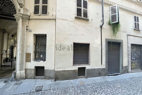 locale commerciale in vendita a Torino in zona Centro Storico