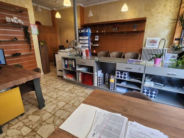 negozio in vendita a Torino in zona Mirafiori Sud