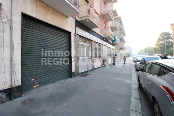 locale commerciale in vendita a Torino in zona Regio Parco