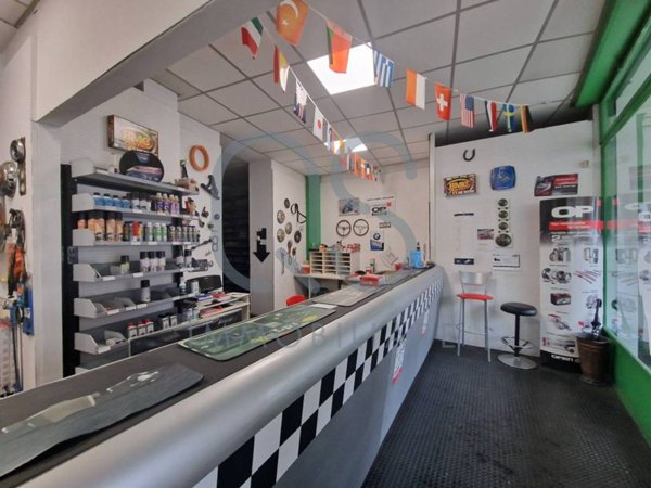 negozio in vendita a Torino in zona Madonna di Campagna