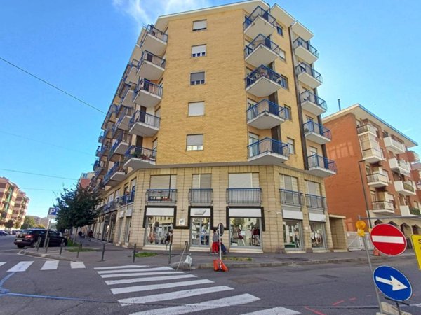 negozio in vendita a Torino in zona Borgata Vittoria